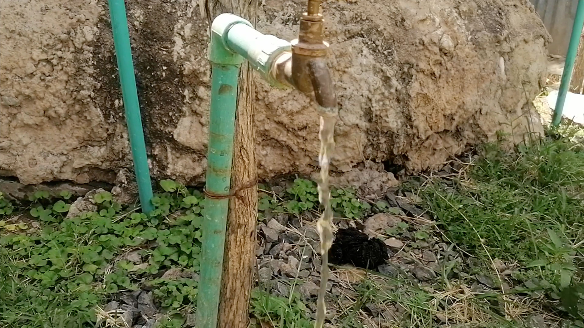 running water from a tap